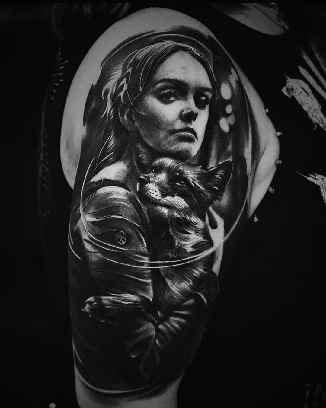 Retrato realista de mulher com uma raposa nos braços, preto e cinza por Felipe Carlos.