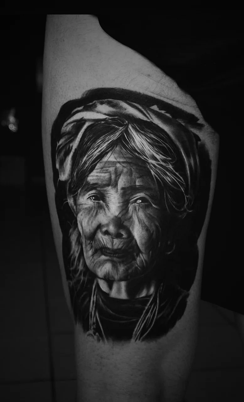 Retrato realista do rosto de uma senhora idosa, profundidade e textura em preto e cinza por Felipe Carlos.